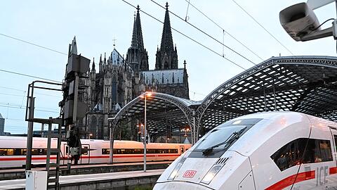 Die Bahn h&auml;lt an ihrem P&uuml;nktlichkeitsziel von mindestens 60 Prozent im Fernverkehr im Gesamtjahr fest. (Archivbild)