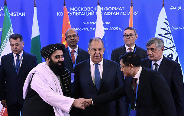 Taliban-Außenminister Amir Khan Muttaqi (2. v. l.) und sein russischer Amtskollege Sergej Lawrow (M.) 2025 bei einem Treffen in Moskau. Taliban-Außenminister Amir Khan Muttaqi (2. v. l.) und sein russischer Amtskollege Sergej Lawrow (M.) 2025 bei einem Treffen in Moskau.