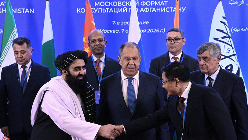 Taliban-Außenminister Amir Khan Muttaqi (2. v. l.) und sein russischer Amtskollege Sergej Lawrow (M.) 2025 bei einem Treffen in Moskau. Taliban-Außenminister Amir Khan Muttaqi (2. v. l.) und sein russischer Amtskollege Sergej Lawrow (M.) 2025 bei einem Treffen in Moskau.
