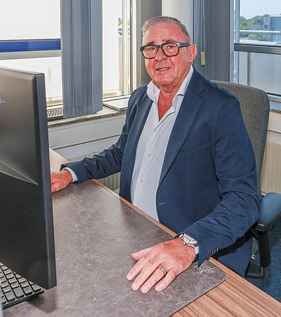 Peter Aicher ist gelernter Koch und ausgebildeter Rettungssanitäter. Als junger Mann gründet er die Aicher Ambulanz. Peter Aicher ist gelernter Koch und ausgebildeter Rettungssanitäter. Als junger Mann gründet er die Aicher Ambulanz.