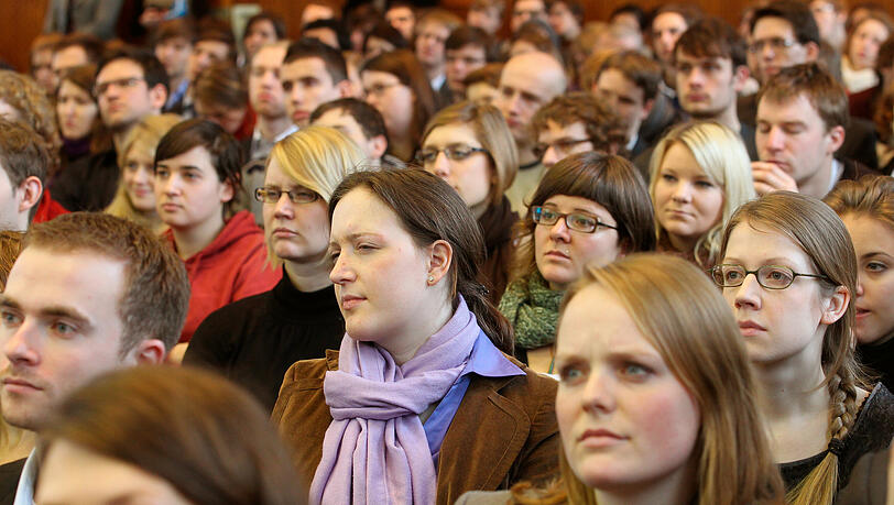 Wenn die Studenten des doppelten Abi-Jahrgangs die Hörsäle füllen, dann wird es auch auf dem Nürnberger Wohnungsmarkt eng! Wenn die Studenten des doppelten Abi-Jahrgangs die Hörsäle füllen, dann wird es auch auf dem Nürnberger Wohnungsmarkt eng!