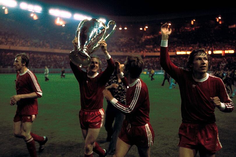 Hoch den Pott! Bernd Dürnberger und Mitspieler drehen nach dem Sieg 1975 in Paris eine Ehrenrunde.