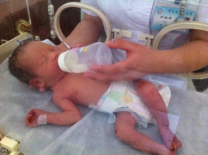 Die Polizei sucht nun nach den Eltern und prüft, wie das Kind in die Toilette gekommen ist. Es bestehe der Verdacht, dass das Baby möglicherweise getötet werden sollte.