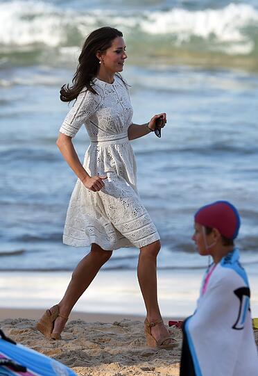 Herzogin Kate am Strand.