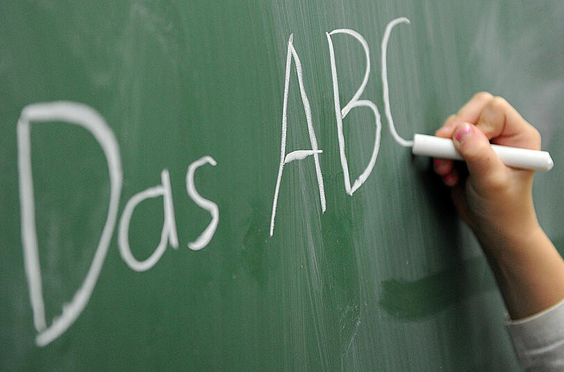 Viele Grundschüler in Bayern leiden unter einer Lese- oder Rechenschwäche. (Symbolbild)