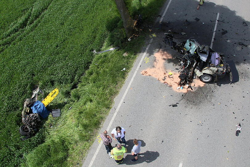 Das Auto ist vollkommen zerstört. Wieso der Fahrer mit seinem Fahrzeug gegen einen Baum prallte, ist bisher noch unklar.