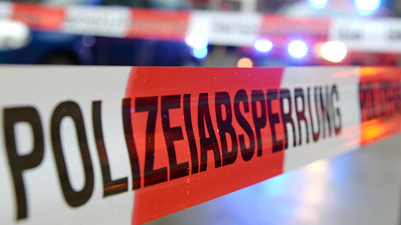 Bei der Wohnungs-Durchsuchung entdeckten die Beamten den toten Säugling. (Symbolbild)