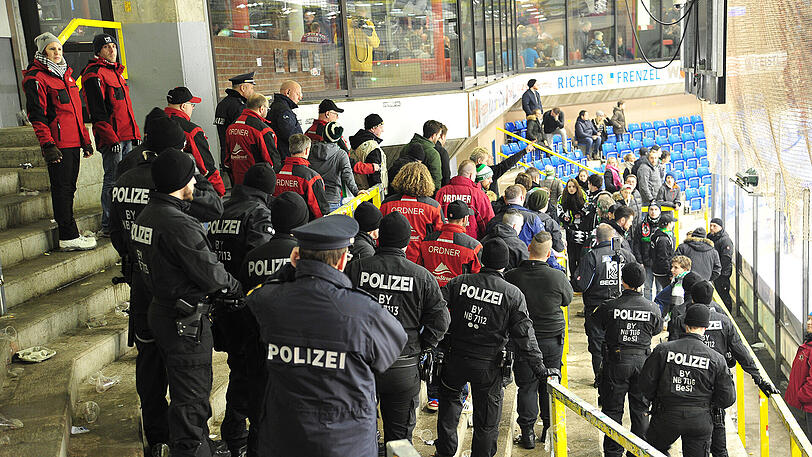 Aufgrund der Ausschreitungen in Deggendorf wurde vor kurzem die Präsenz von Polizei und Ordnern beim EVL-Heimspiel erhöht &ndash; hier gegen Rosenheim.