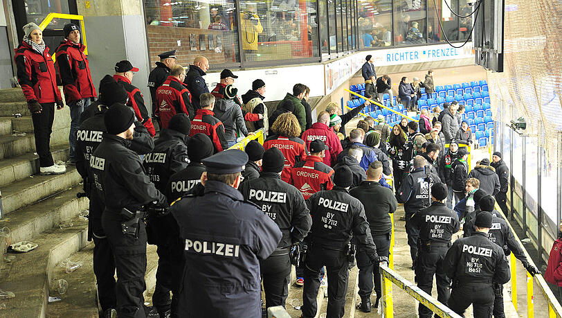 Aufgrund der Ausschreitungen in Deggendorf wurde vor kurzem die Präsenz von Polizei und Ordnern beim EVL-Heimspiel erhöht – hier gegen Rosenheim. Aufgrund der Ausschreitungen in Deggendorf wurde vor kurzem die Präsenz von Polizei und Ordnern beim EVL-Heimspiel erhöht – hier gegen Rosenheim.