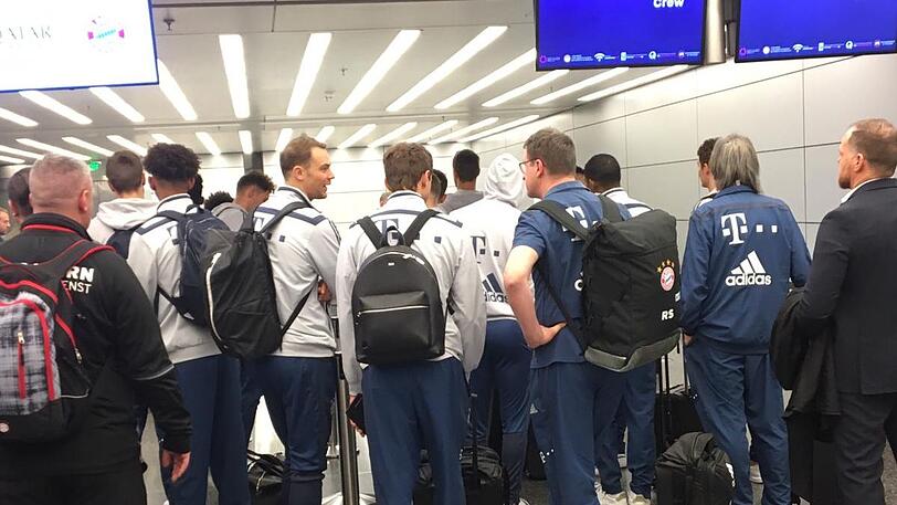 Die Bayern sind in Doha angekommen.