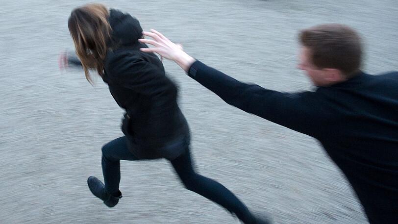 Hilfesuchend wendet sich die Frau an den Freund. Doch die Flucht in den Keller wird zur Falle. (Symbolbild)