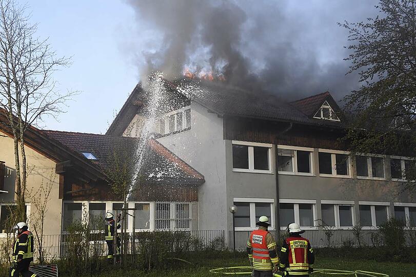 Im Impfzentrum am Kolpingring brannte am frühen Montagmorgen der Dachstuhl.