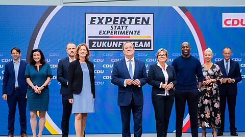 Laschets (M) "Zukunftsteam": Andreas Jung (l-r), Dorothee Bär, Peter Neumann, Karin Prien, Barbara Klepsch, Joe Chialo, Silvia Breher und Friedrich Merz.