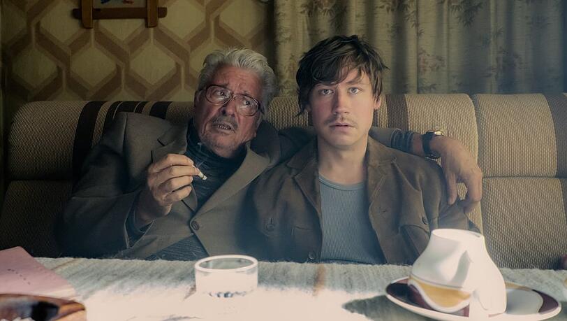 "Stasikomödie": Stasi-Offizier Siemens (Henry Hübchen) mit seinem Mitarbeiter Ludger (David Kross).