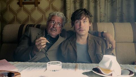 "Stasikomödie": Stasi-Offizier Siemens (Henry Hübchen) mit seinem Mitarbeiter Ludger (David Kross).