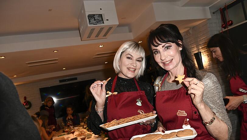 Fröhlich dabei: Kriemhild Siegel und Anna Maria Kaufmann (r.).