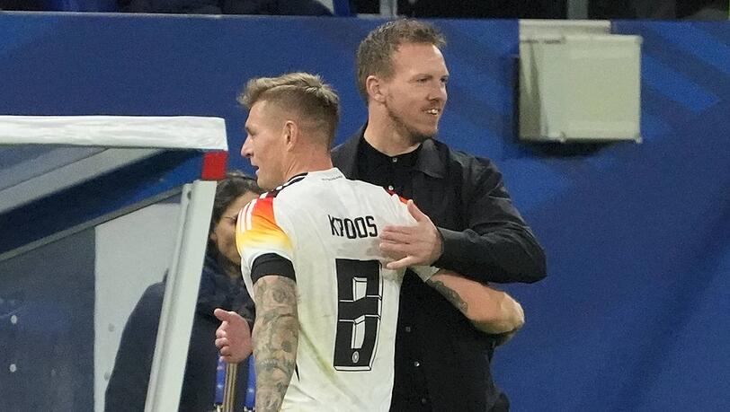 Julian Nagelsmann mit Toni Kroos nach dem Sieg in Lyon.