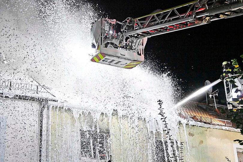 Die Feuerwehr brachte den Brand in dem Reihenmittelhaus in der Theodolindenstraße nach einigen Stunden unter Kontrolle, die Polizei schätzt den Sachschaden auf mehrere Hunderttausend Euro. Brand in Harlaching