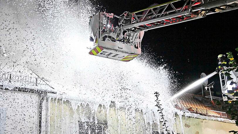 Die Feuerwehr brachte den Brand in dem Reihenmittelhaus in der Theodolindenstraße nach einigen Stunden unter Kontrolle, die Polizei schätzt den Sachschaden auf mehrere Hunderttausend Euro. Brand in Harlaching