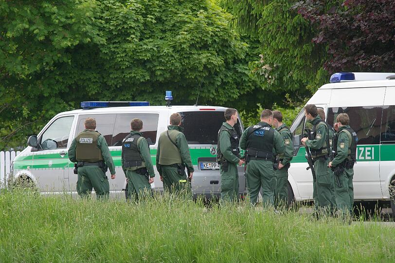 Durch mehrere Schüsse aus einer scharfen Waffe hatte ein Achtklässler im schwäbischen Memmingen am 22.05.2012
Polizei und Mitschüler in Atem gehalten.