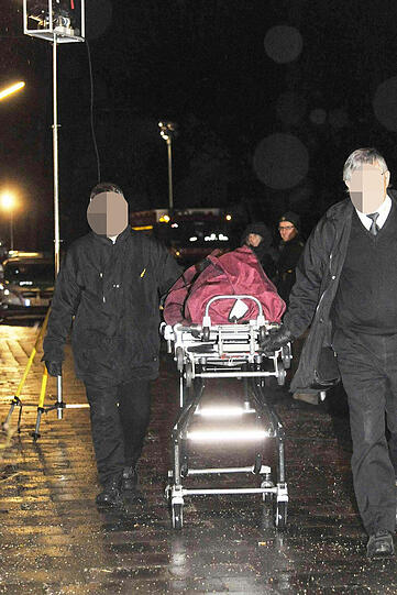 Die Leiche der 31-Jährigen wird abtransportiert