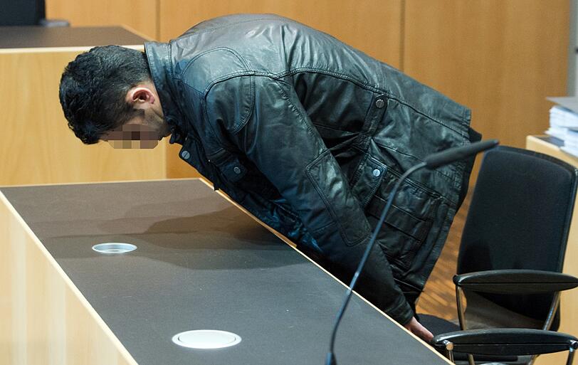 Der 37-Jährige Regayit K. aus München nimmt am 18.03.2013 in Augsburg seinen Platz auf der Anklagebank im Verhandlungsraum des Landgerichts Augsburg ein. Der Münchner soll seiner Freundin in Augsburg die Kehle durchgeschnitten haben.