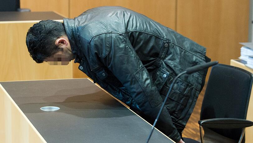 Der 37-Jährige Regayit K. aus München nimmt am 18.03.2013 in Augsburg seinen Platz auf der Anklagebank im Verhandlungsraum des Landgerichts Augsburg ein. Der Münchner soll seiner Freundin in Augsburg die Kehle durchgeschnitten haben. Der 37-Jährige Regayit K. aus München nimmt am 18.03.2013 in Augsburg seinen Platz auf der Anklagebank im Verhandlungsraum des Landgerichts Augsburg ein. Der Münchner soll seiner Freundin in Augsburg die Kehle durchgeschnitten haben.
