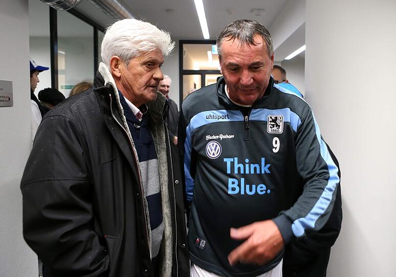Zwei gealterte Ex-Löwentrainer in den Stadion-Katakomben: Werner Lorant (l) (1992-2001) und Peter Pacult (2001-2003).
