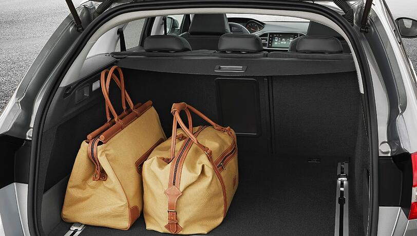 Sehr alltagstauglich und geräumig. Der – natürlich variable – Kofferraum des Peugeot 308 SW. Sehr alltagstauglich und geräumig. Der – natürlich variable – Kofferraum des Peugeot 308 SW.