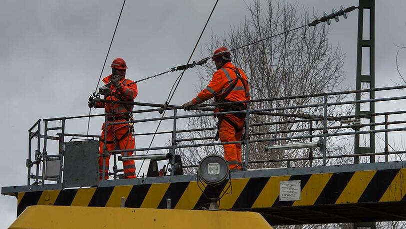 Im Dauereinsatz sind die Mitarbeiter der Bahn, um die Strecken nach den Schäden durch Orkan "Niklas" wieder befahrbar zu machen. Im Dauereinsatz sind die Mitarbeiter der Bahn, um die Strecken nach den Schäden durch Orkan "Niklas" wieder befahrbar zu machen.