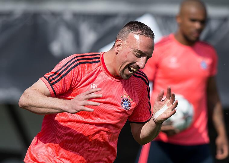 Am Dienstag müssen die Bayern im Viertelfinal-Hinspiel der Champions League gegen Benfica Lissabon ran. Die Bilder vom Bayern-Abschlusstraining an der Säbener Straße.