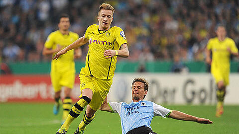 In der Vorbereitung treffen die Löwen auf Borussia Dortmund: Kai Bülow im Zweikampfduell mit Marco Reus.