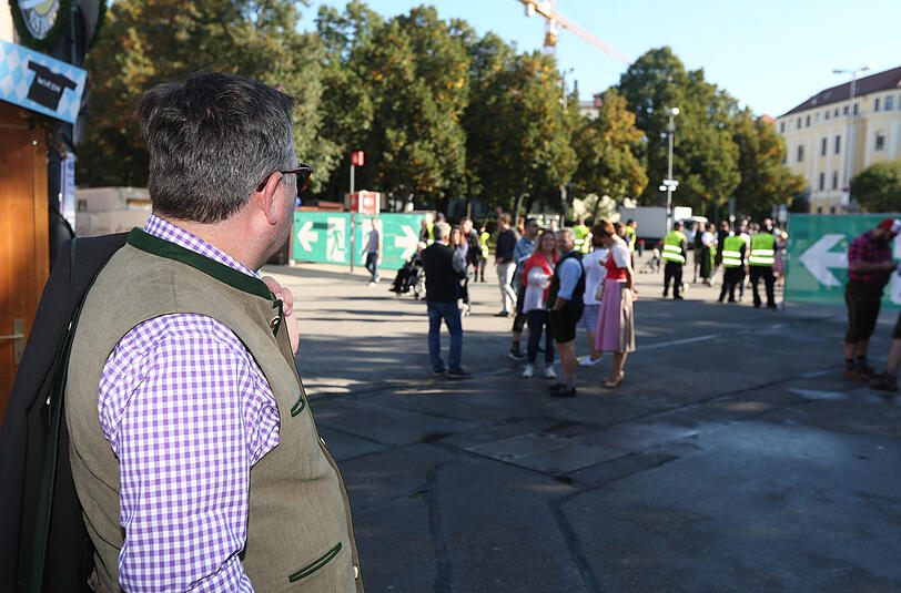 Bürgermeister und Wiesn-Chef Josef Schmid, eine dunkle Sonnenbrille auf der Nase, kontrolliert mit ein bissl Abstand die Ordner am Eingang "P 8" am Esperantoplatz. Und befindet nach 14 Wiesntagen: "Die machen das jetzt vorbildlich. Das läuft absolut reibungslos."