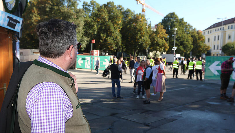 Bürgermeister und Wiesn-Chef Josef Schmid, eine dunkle Sonnenbrille auf der Nase, kontrolliert mit ein bissl Abstand die Ordner am Eingang "P 8" am Esperantoplatz. Und befindet nach 14 Wiesntagen: "Die machen das jetzt vorbildlich. Das läuft absolut reibungslos." Bürgermeister und Wiesn-Chef Josef Schmid, eine dunkle Sonnenbrille auf der Nase, kontrolliert mit ein bissl Abstand die Ordner am Eingang "P 8" am Esperantoplatz. Und befindet nach 14 Wiesntagen: "Die machen das jetzt vorbildlich. Das läuft absolut reibungslos."