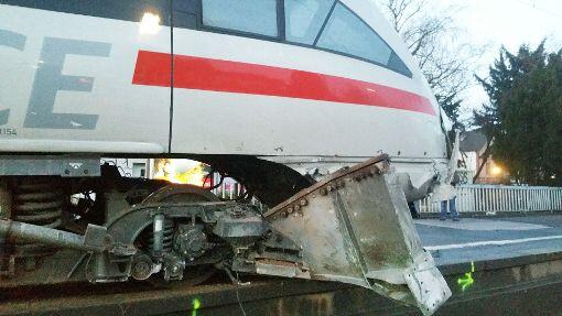 Der ICE überfuhr einen Prellbock und schob sich dann bis auf den Bahnsteig.