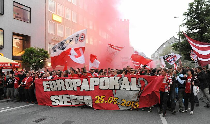 Bayern-Fans ziehen durch die Münchner Innenstadt. Die Bilder von der Jubel-Feier.