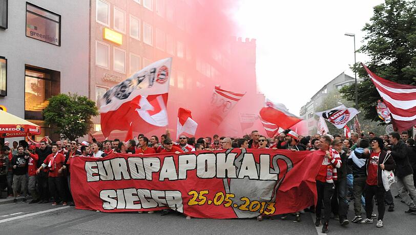 Bayern-Fans ziehen durch die Münchner Innenstadt. Die Bilder von der Jubel-Feier. Bayern-Fans ziehen durch die Münchner Innenstadt. Die Bilder von der Jubel-Feier.