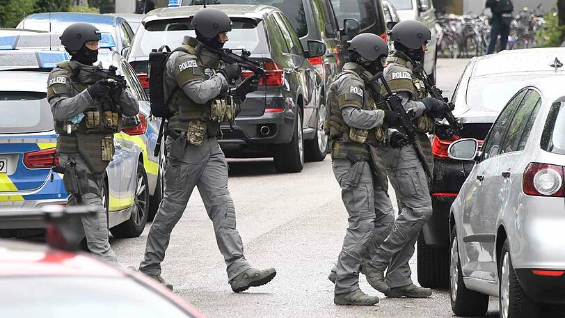 Eine Mitarbeiterin meldete bei der Polizei Knallgeräusche in einer Schule, die Polizei war schnell mit rund 100 Einsatzkräften vor Ort. Die Bilder vom Großeinsatz.