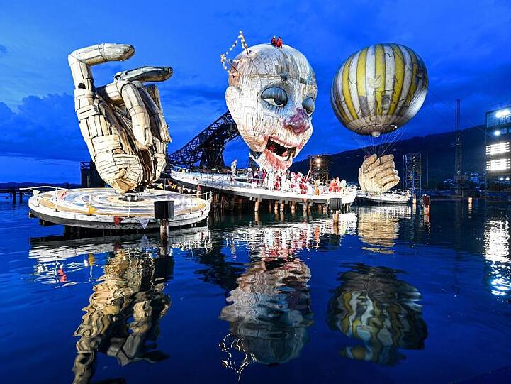 Eine Szene der Oper "Rigoletto" von Verdi auf der Seebühne im Rahmen der Bregenzer Festspiele. Foto: Felix Kästle/dpa/Archivbild
