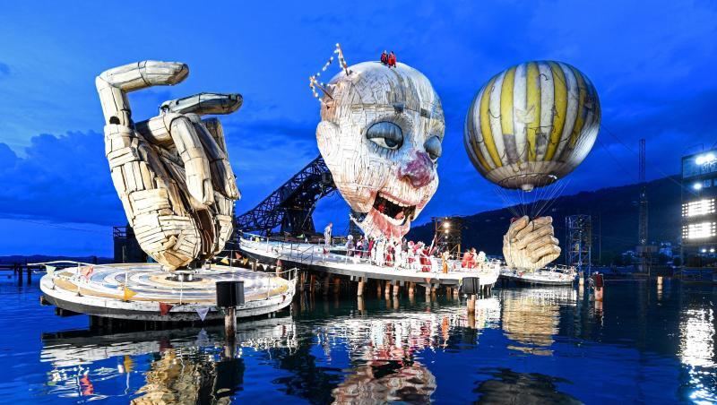 Eine Szene der Oper "Rigoletto" von Verdi auf der Seebühne im Rahmen der Bregenzer Festspiele. Foto: Felix Kästle/dpa/Archivbild Eine Szene der Oper "Rigoletto" von Verdi auf der Seebühne im Rahmen der Bregenzer Festspiele. Foto: Felix Kästle/dpa/Archivbild