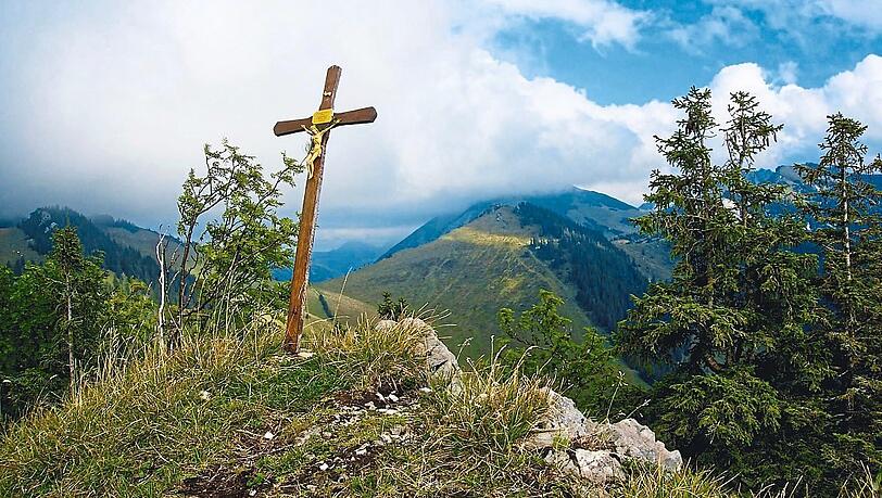 Das Gipfelkreuz steht auf 1615 Metern Höhe. Das Gipfelkreuz steht auf 1615 Metern Höhe.
