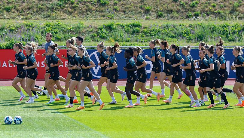 Die Nationalspielerinnen laufen sich beim Training warm.