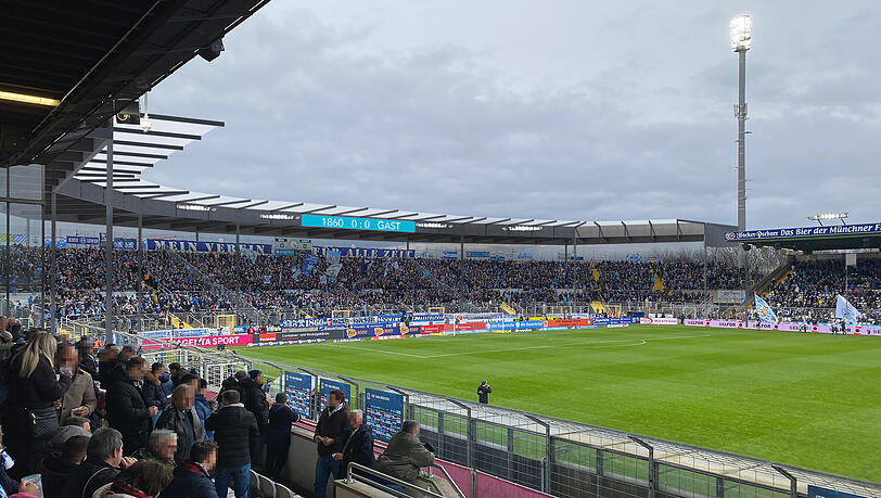 So könnte die Westkurve des Grünwalder Stadions aussehen: Komplett überdacht, mit zusätzlichen Flutlichtern und ins Dach integrierter digitaler Anzeigetafel. So könnte die Westkurve des Grünwalder Stadions aussehen: Komplett überdacht, mit zusätzlichen Flutlichtern und ins Dach integrierter digitaler Anzeigetafel.