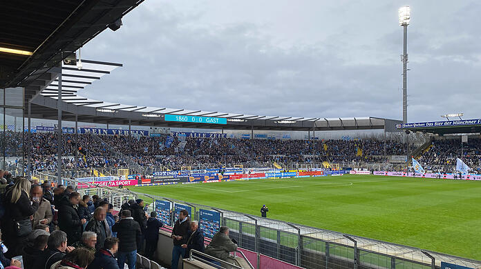 So könnte die Westkurve des Grünwalder Stadions aussehen: Komplett überdacht, mit zusätzlichen Flutlichtern und ins Dach integrierter digitaler Anzeigetafel.