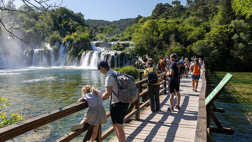 Auf einer Panoramafahrt bleibt gen&uuml;gend Zeit f&uuml;r einen Spaziergang zu den  beeindruckenden Wasserf&auml;llen Ro&scaron;ki slap.