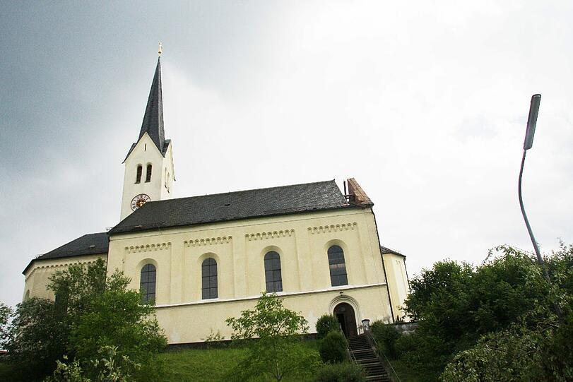 Hagel, Regen, umgeknickte Bäume, vollgelaufene Keller - Heftige Unwetter sind am Mittwochabend über Bayern gezogen. Die Bilder.