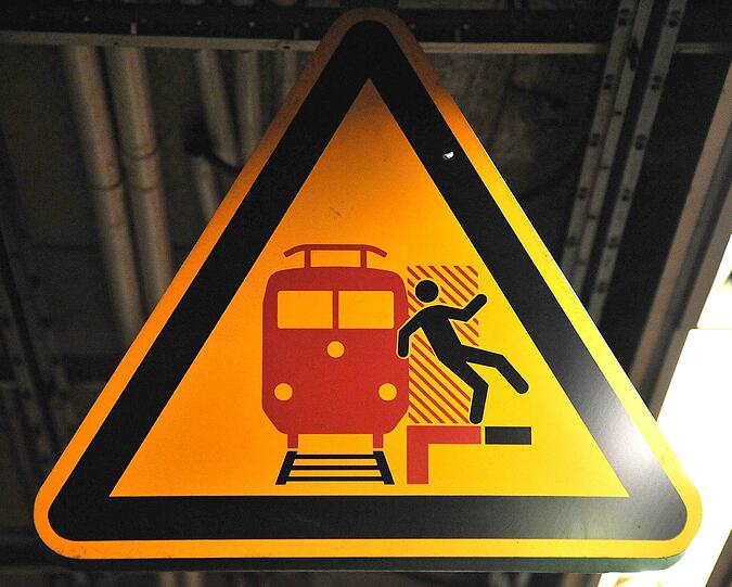 Bei voller Fahrt ist in München ein Mann aus einer U-Bahn gestürzt und ums Leben gekommen. Am Montag sagte eine Zeugin aus, der Mann habe die Tür selbst aufgestemmt.