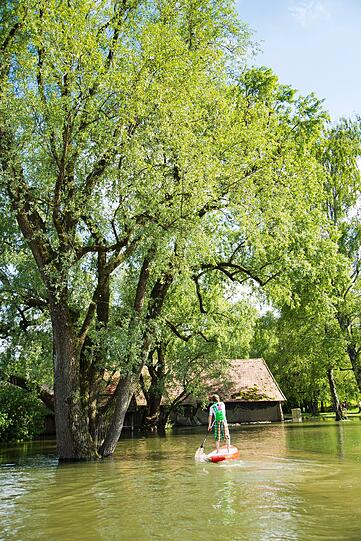 Fanatic-Teamfahrer Fabian Weber erkundet das Hochwasser in Diessen am Ammersee per Stand Up Paddeling
