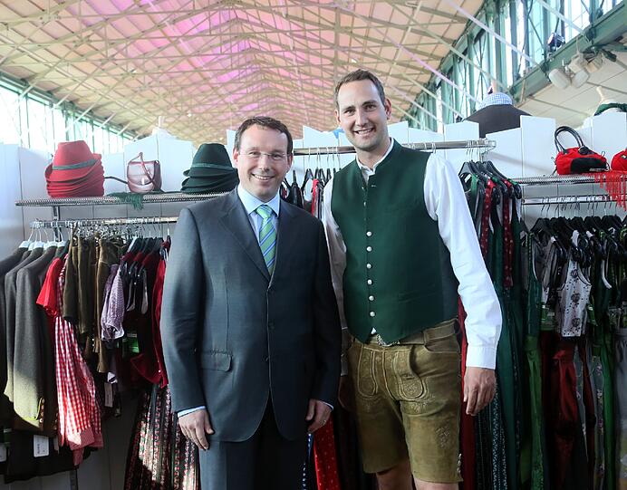 Hans Hammer (Manager Schrannenhalle, li.) und Benedikt Daller.