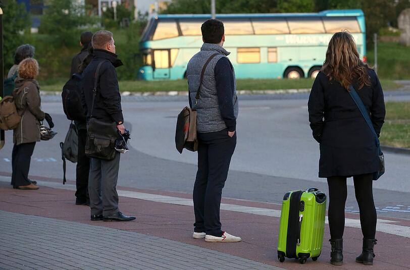 Warten auf den Bus: Am Mittwoch nervt der Bahn-Streik der GDL nicht nur Fahrgäste in München.